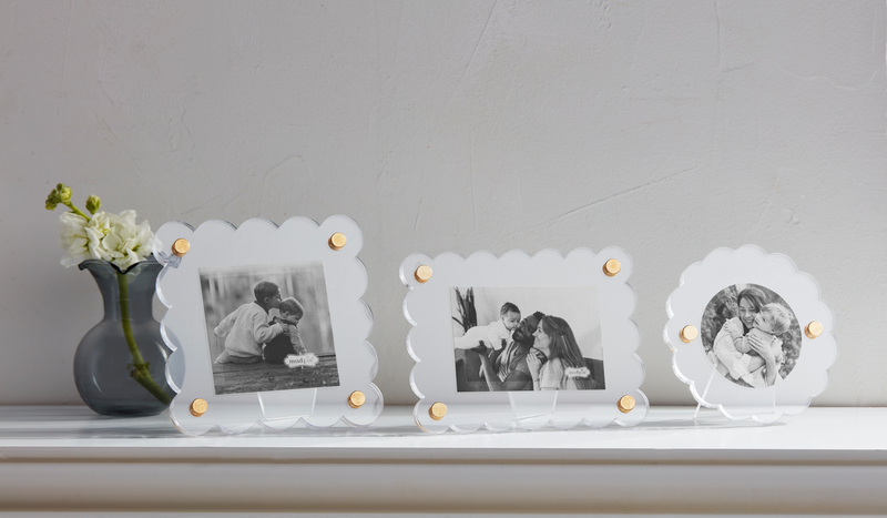 Round Scallop Acrylic Frame