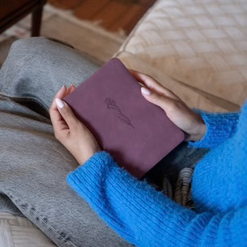 NLT COMPACT BIBLE: HELENA THEME