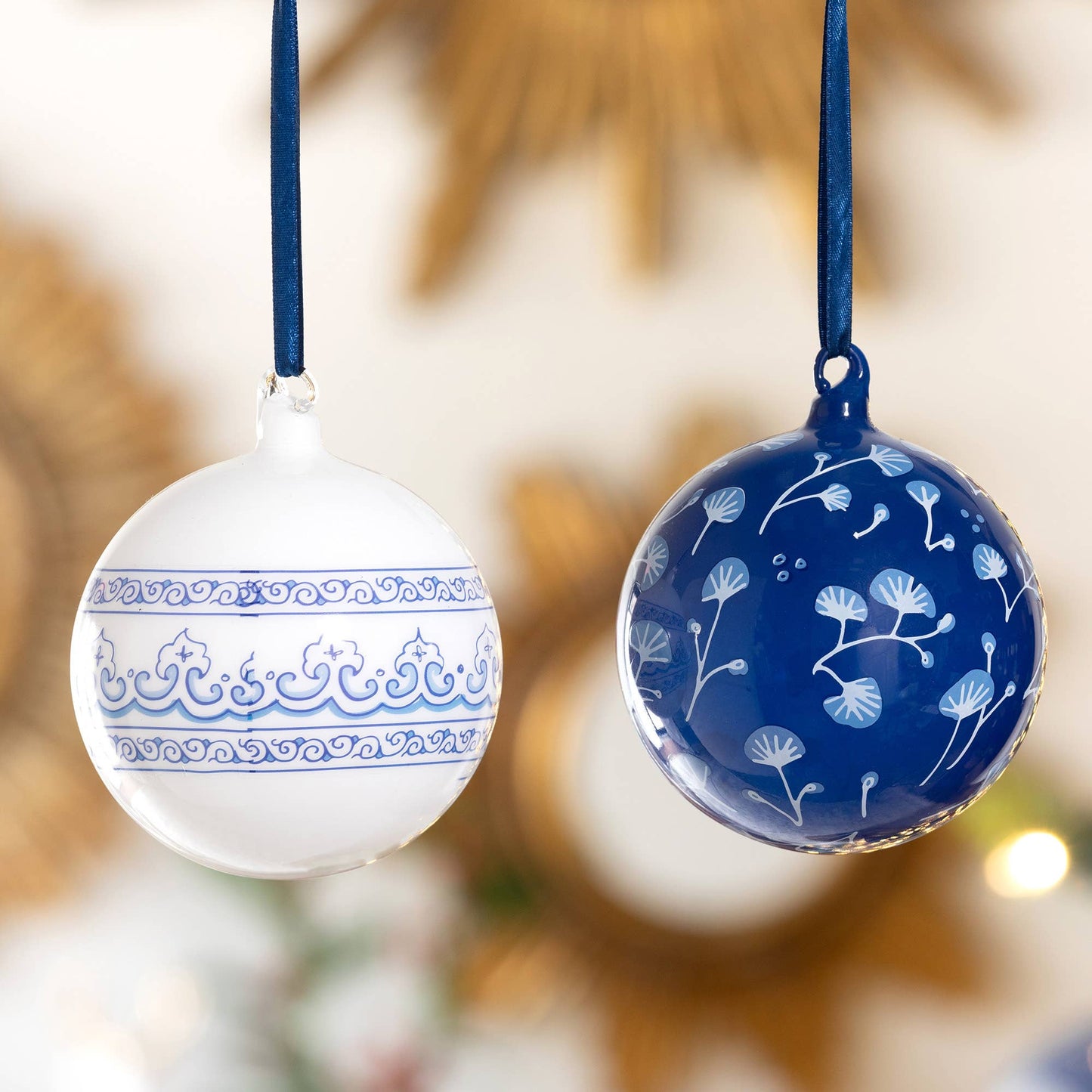 Promo Chinoiserie White Ginko/Arrows Glass Ball Ornament